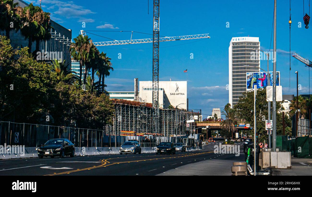 Wilshire Boulevard, avec le siège social de SAG-AFTRA dans la ligne d'horizon Banque D'Images
