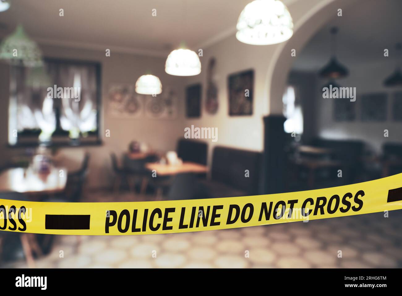 Cassette jaune de scène de crime dans un restaurant vide Banque D'Images