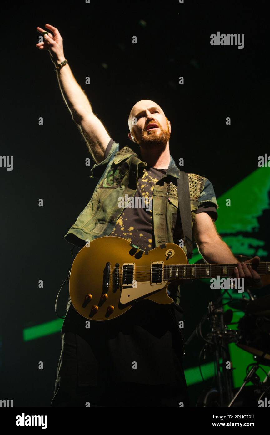 Londres, Royaume-Uni. 13 mars 2015. Le guitariste Mark Sheehan du groupe de rock irlandais The script se produit à la Wembley Arena. Crédit : Justin ng/Alamy Banque D'Images