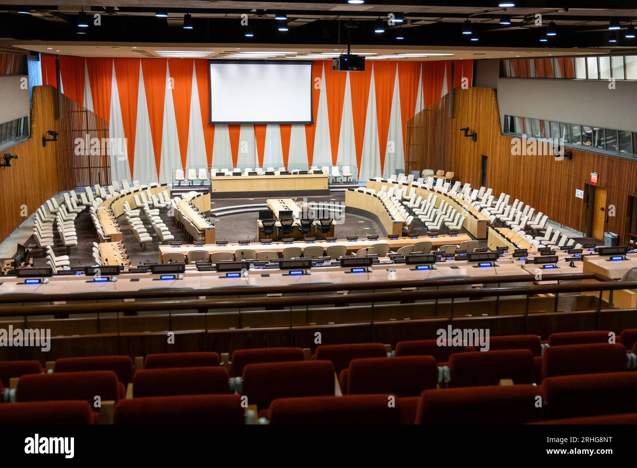 La salle du Conseil économique et social des Nations Unies, vide, dans le bâtiment des Nations Unies à New York, USA, 2023. Banque D'Images