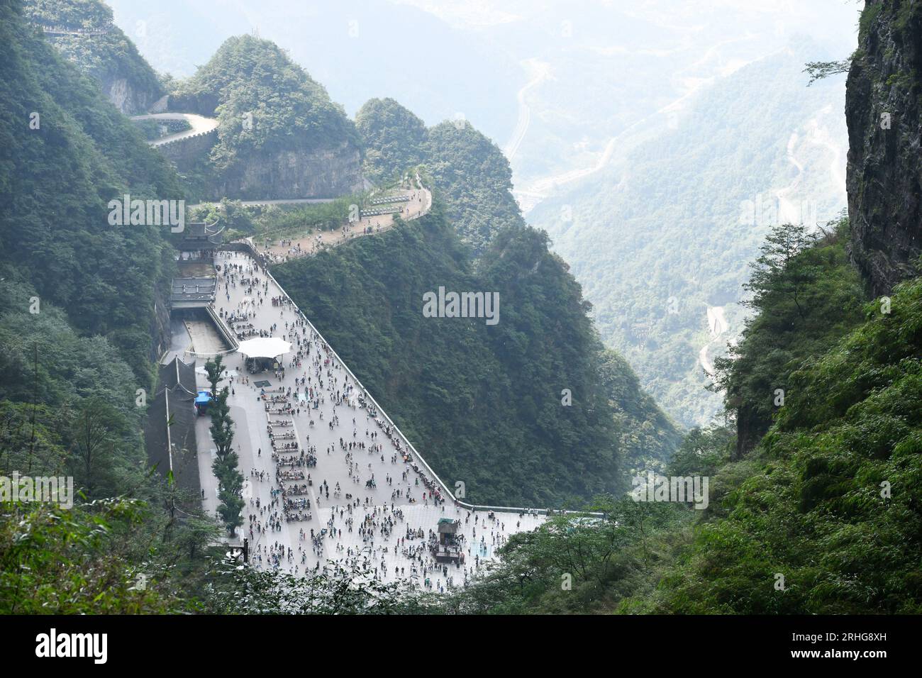 ZHANGJIAJIE, CHINE - 9 AOÛT 2023 - les touristes visitent le site pittoresque de la montagne Tianmen à Zhangjiajie, dans la province du Hunan en Chine centrale, le 9 août 2023. Banque D'Images