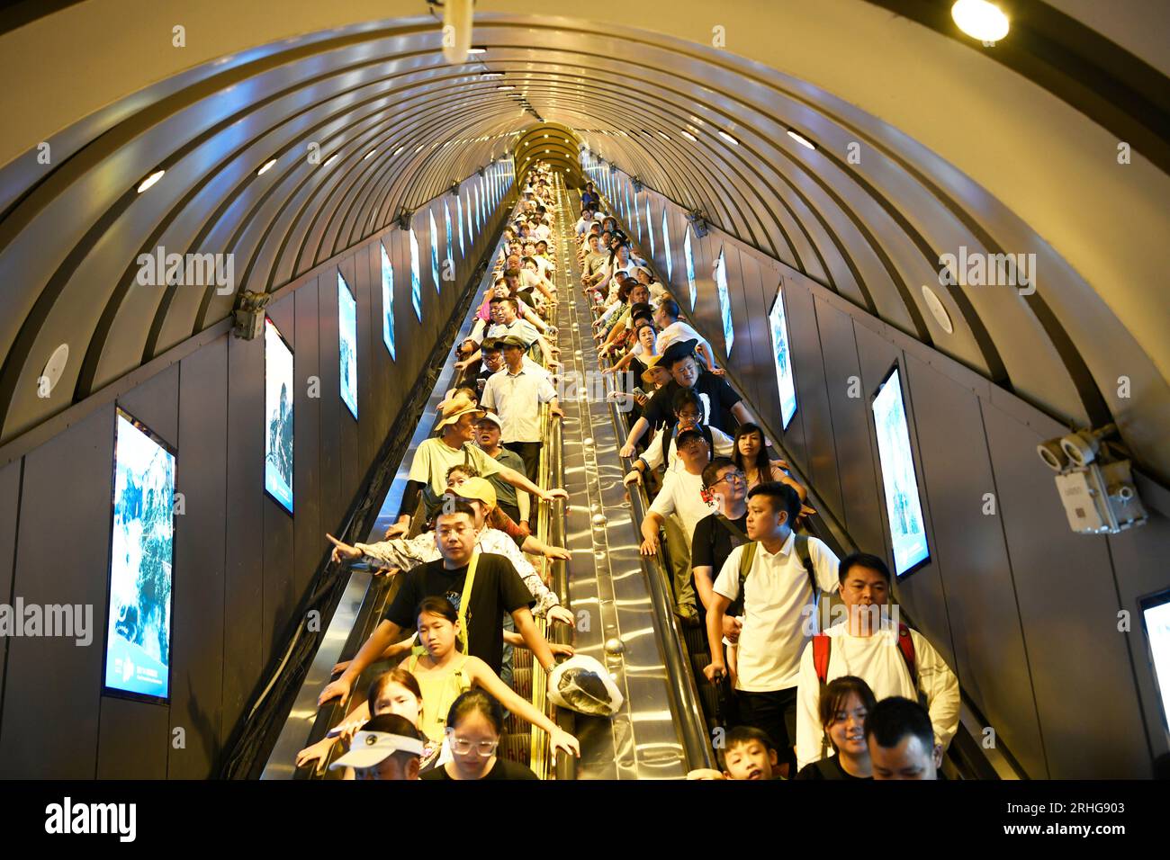 ZHANGJIAJIE, CHINE - 9 AOÛT 2023 - les touristes montent à bord d'un escalator à travers les montagnes pour visiter la région pittoresque de la montagne Tianmen à Zhangjiajie, Hunan Banque D'Images