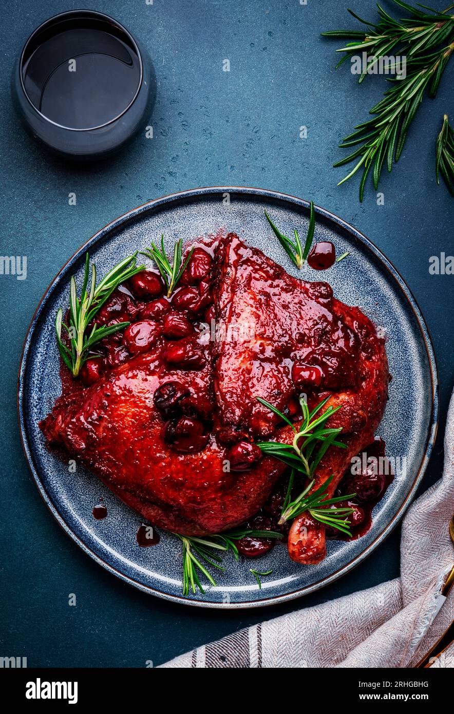 Cuisses de canard au vin rouge Banque de photographies et d’images à