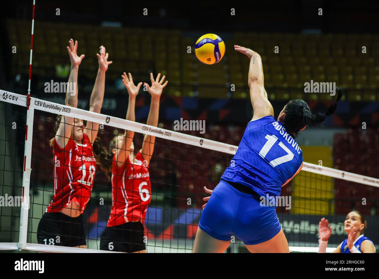 Monza, Italie. 16 août 2023. Dajana Boskovic #17 de Bosnie-Herzégovine vu en action lors du match de volleyball féminin de la finale de la poule B de la CEV EuroVolley 2023 entre la Suisse et la Bosnie-Herzégovine à l'Arena di Monza. Suisse 2 - 3 Bosnie-Herzégovine(25-16, 15-25, 25-23, 17-25, 15-17) (photo de Fabrizio Carabelli/SOPA Images/Sipa USA) crédit : SIPA USA/Alamy Live News Banque D'Images