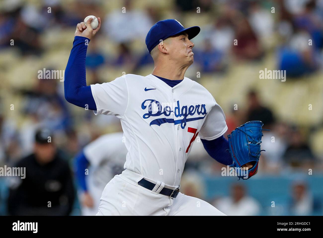 Le lanceur de départ des Dodgers de Los Angeles Bobby Miller (70) jette à l’assiette lors de la première manche lors d’un match de saison régulière entre les Milwaukee Banque D'Images