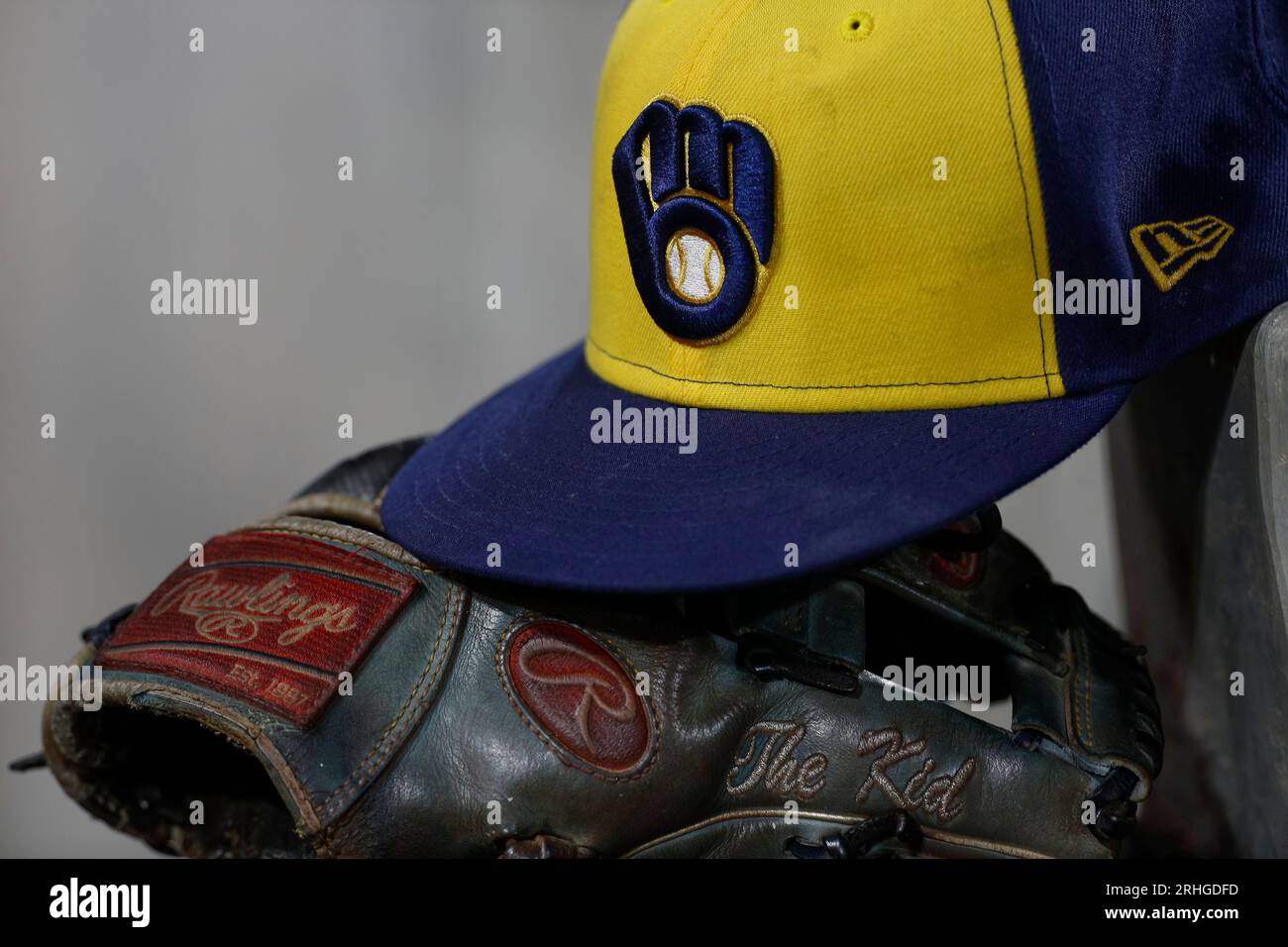 Vue détaillée d'un chapeau des Milwaukee Brewers dans le pige lors d'un match de saison régulière entre les Milwaukee Brewers et les Los Angeles Dodgers, mardi Banque D'Images