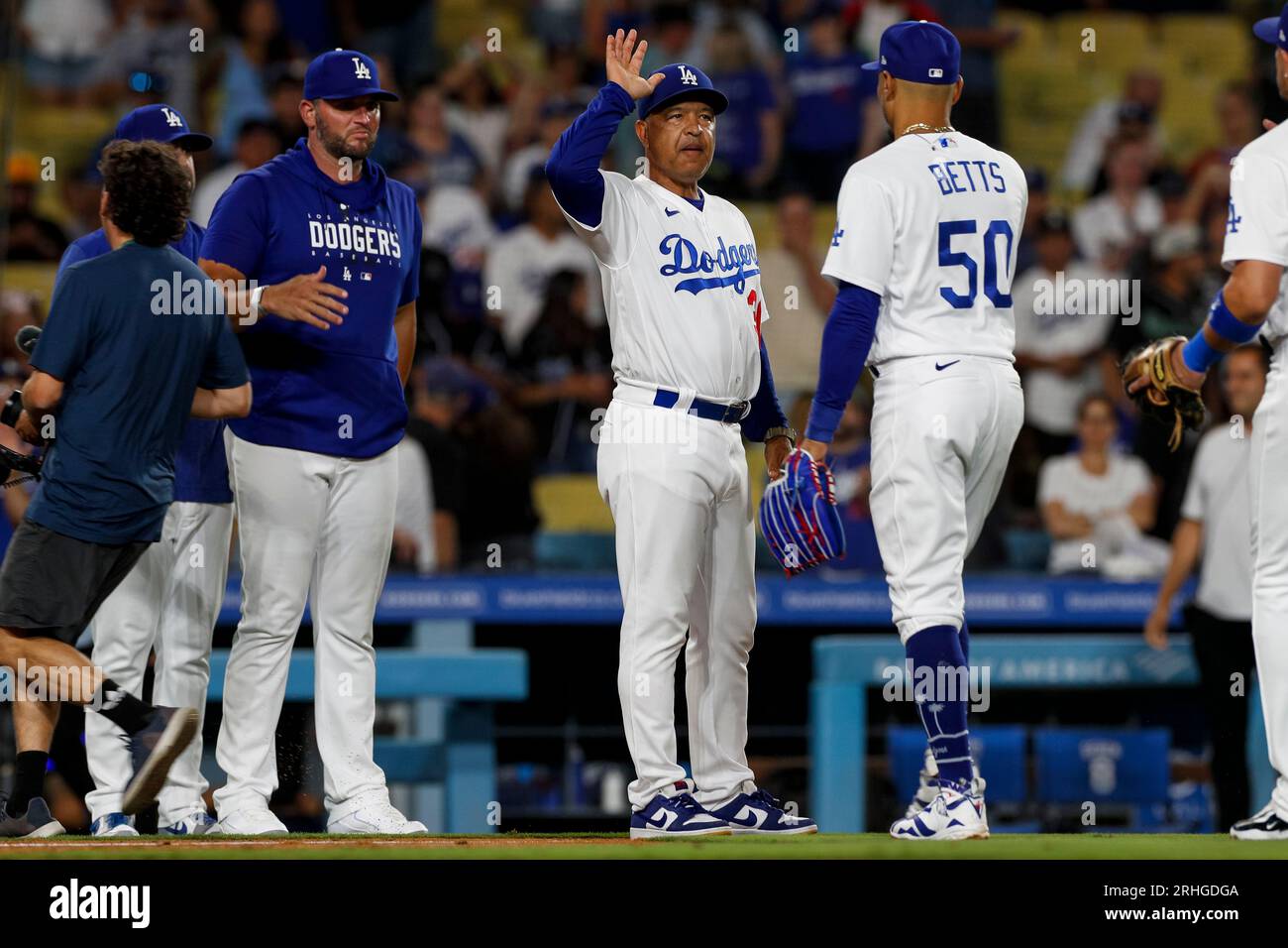 Le Manager des Dodgers de Los Angeles Dave Roberts, les meilleurs joueurs de Mookie Betts (50) après une victoire par équipe sur les Brewers de Milwaukee, le mardi 15 août 2023 à Los Banque D'Images