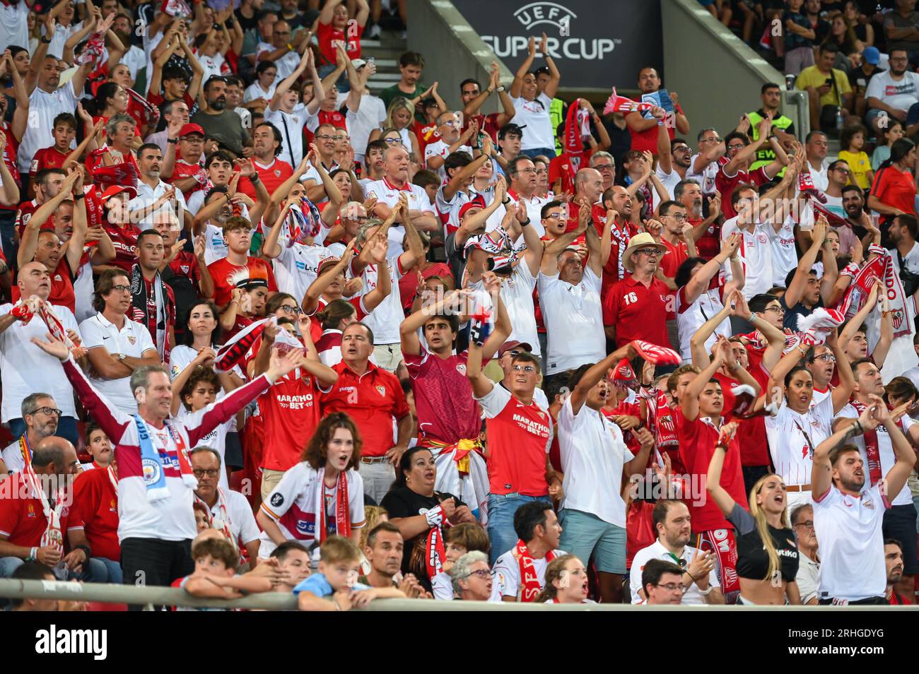 Pirée, Grèce. 16 août 2023. Supporters du Sevilla FC lors du match de Super coupe de l'UEFA entre Manchester City et le Sevilla FC au stade Georgios Karaiskakis le 16 août 2023, au Pirée, en Grèce. Crédit : Agence photo indépendante/Alamy Live News Banque D'Images