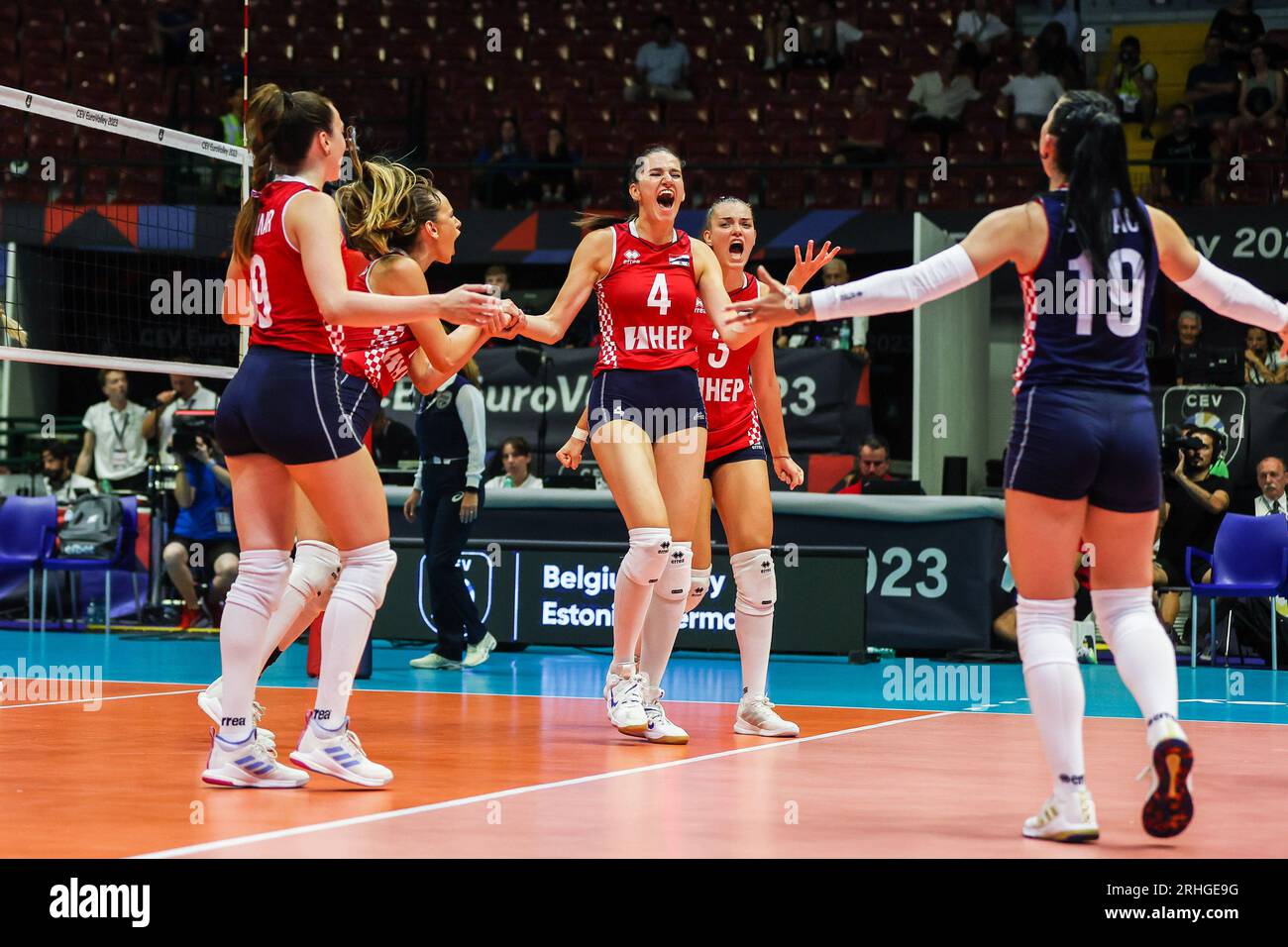 Monza, Italie. 16 août 2023. Les joueuses croates célèbrent lors du match de volleyball féminin de la finale de la poule B de la CEV EuroVolley 2023 entre la Bulgarie et la Croatie à l'Arena di Monza. Bulgarie 3 - 1 Croatie(23-25, 25-23, 25-20, 25-18) (photo de Fabrizio Carabelli/SOPA Images/Sipa USA) crédit : SIPA USA/Alamy Live News Banque D'Images