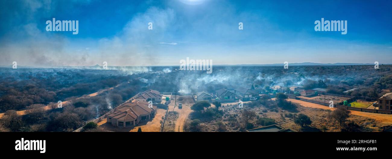 Feu de brousse non contrôlé à Gaborone, Botswana, près de la zone résidentielle avec des maisons Banque D'Images