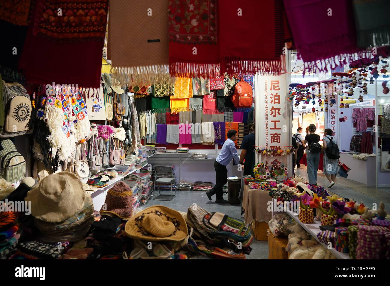 **CHINE CONTINENTALE, HONG KONG, MACAO ET TAIWAN OUT** les produits du Népal sont exposés à la septième exposition Chine-Asie du Sud à Kunming City, au sud-est Banque D'Images