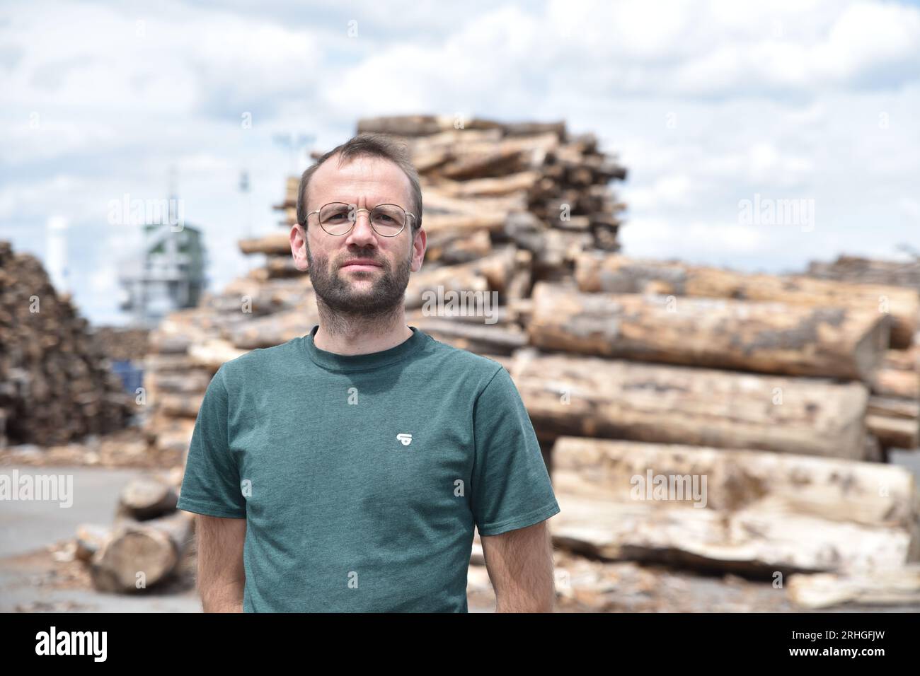 Leuna, Allemagne. 13 juillet 2023. Konrad Gebauer, responsable du développement des procédés de la nouvelle bioraffinerie de Leuna. Au lieu du pétrole, la société finlandaise UPM souhaite produire des matériaux chimiques à partir du bois. Une coopération a déjà été établie avec la société de vêtements de plein air Vaude pour une veste polaire durable. (À dpa 'veste polaire en bois - du plan de vêtements fonctionnels sans pétrole') crédit : Simon Kremer/dpa/Alamy Live News Banque D'Images