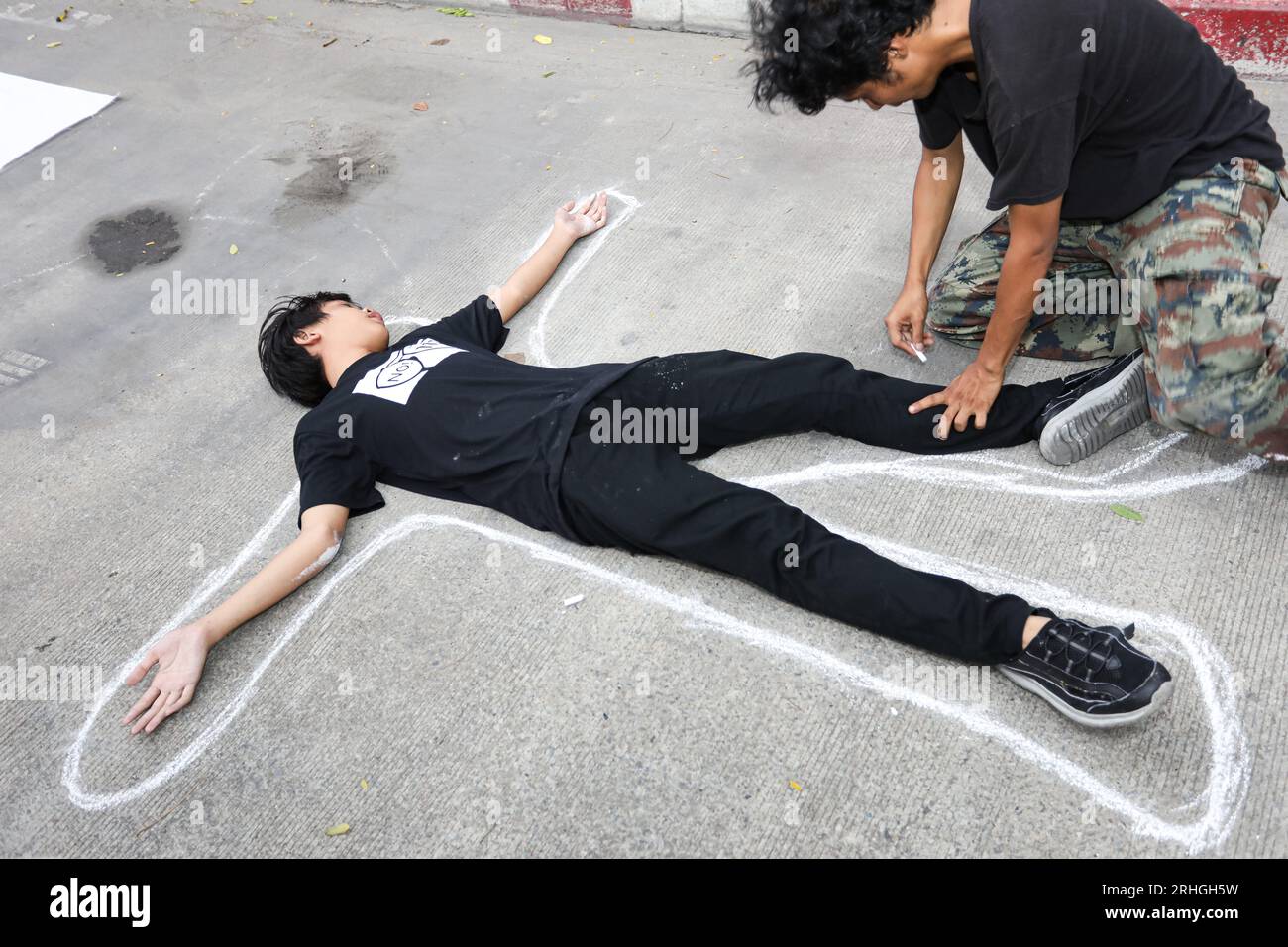 Bangkok, Thaïlande. 16 août 2023. Des manifestants ont organisé un événement pour commémorer le 2e anniversaire de la mort par balle de Warit, un jeune homme de 14 ans, devant le poste de police métropolitain de DIN Daeng, avec une balle dans la gorge et une balle implantée dans le cerveau. Il a été grièvement blessé et est mort à l'hôpital. Les activités consistaient à écrire des messages pour les défunts, à allumer des bougies et à déposer des fleurs pour le deuil. Actuellement, les délinquants ne peuvent pas être arrêtés et le processus judiciaire est retardé. (Image de crédit : © Adirach Toumlamoon/Pacific Press via ZUMA Press Wire) ÉDITORIAL USA Banque D'Images