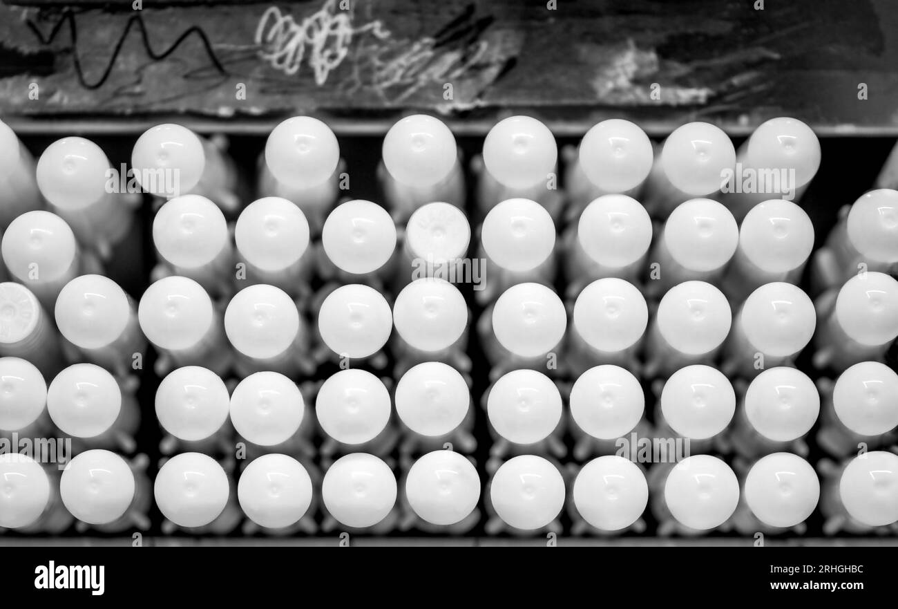 Rangées des stylos ou des crayons blancs dans un étui sur la vitrine du supermarché. Cosmétiques sur les étagères dans le supermarché. Crayon dans une rangée Banque D'Images