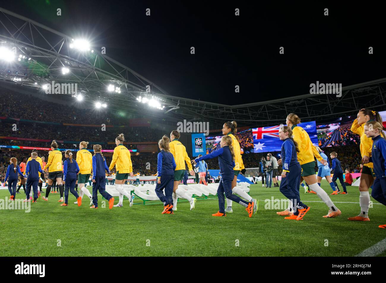 Sydney, Australie. 16 août 2023. Les joueuses australiennes entrent sur le terrain avant le match de demi-finale de la coupe du monde féminine de la FIFA Australie et Nouvelle-Zélande 2023 entre l'Australie et l'Angleterre au Stadium Australia le 16 août 2023 à Sydney, Australie Credit : IOIO IMAGES/Alamy Live News Banque D'Images