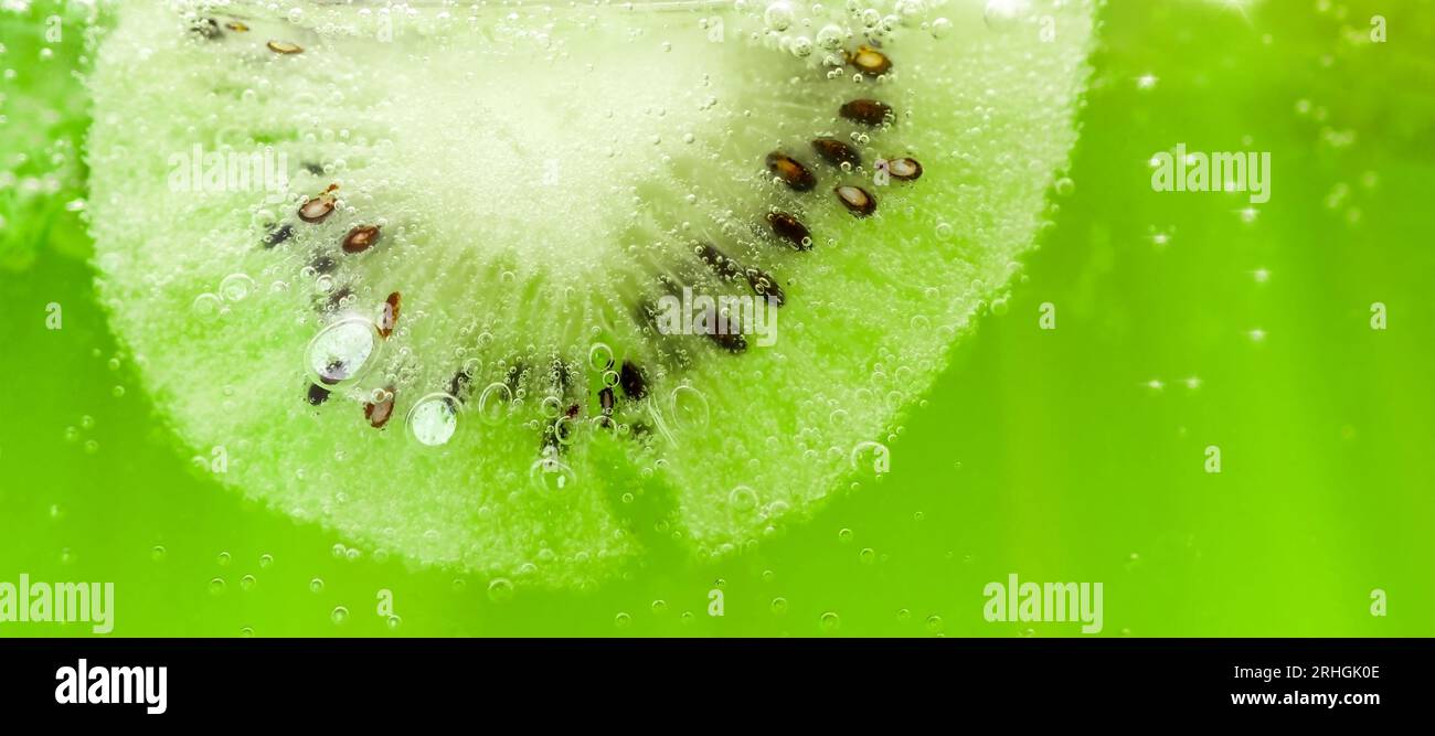 Jus de kiwi frais. Verre de smoothie kiwi vert gros plan. Banque D'Images