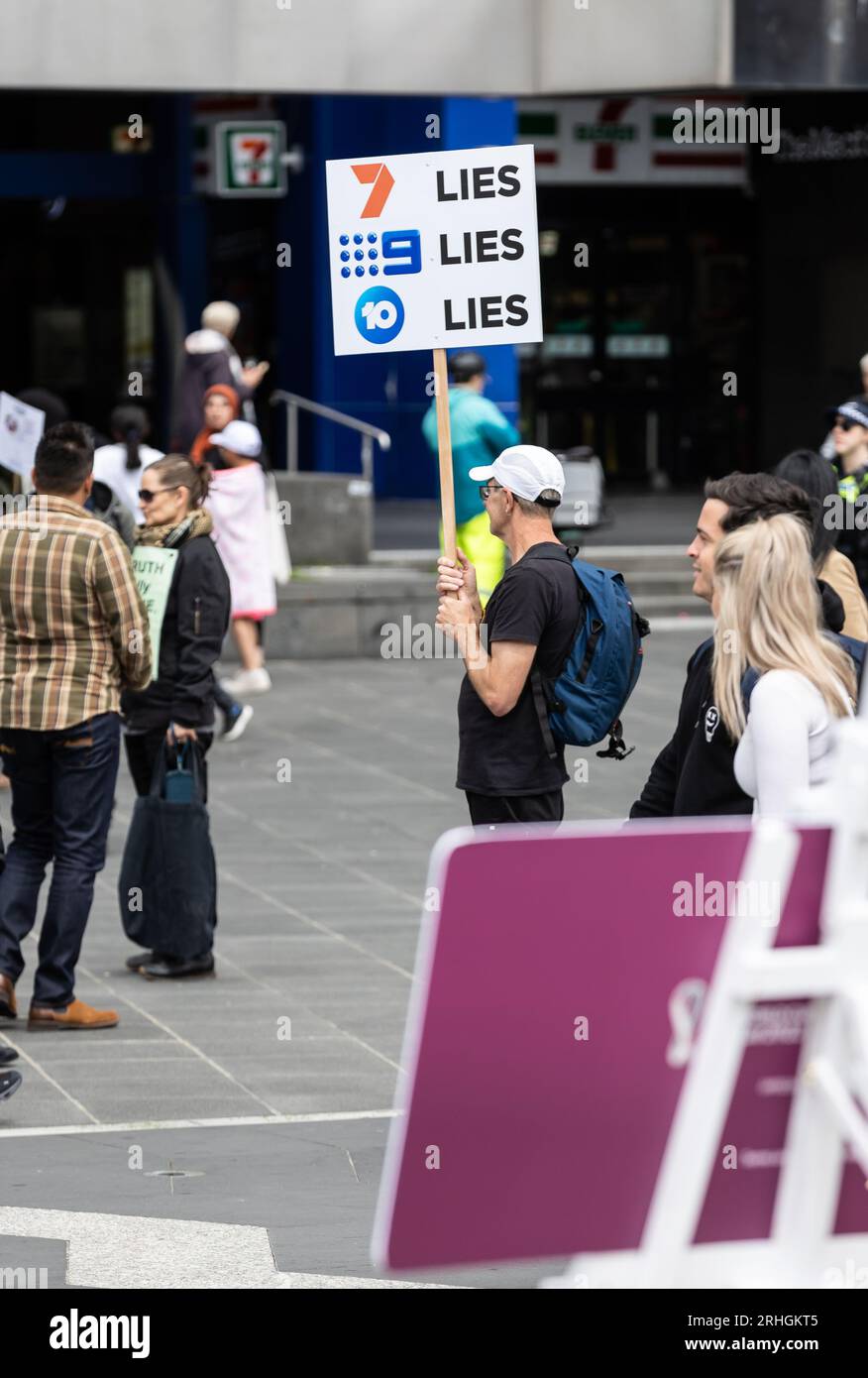 Manifestants anti-vaccination avec pancartes à Southbank, Melbourne, 15 octobre 2022 Banque D'Images