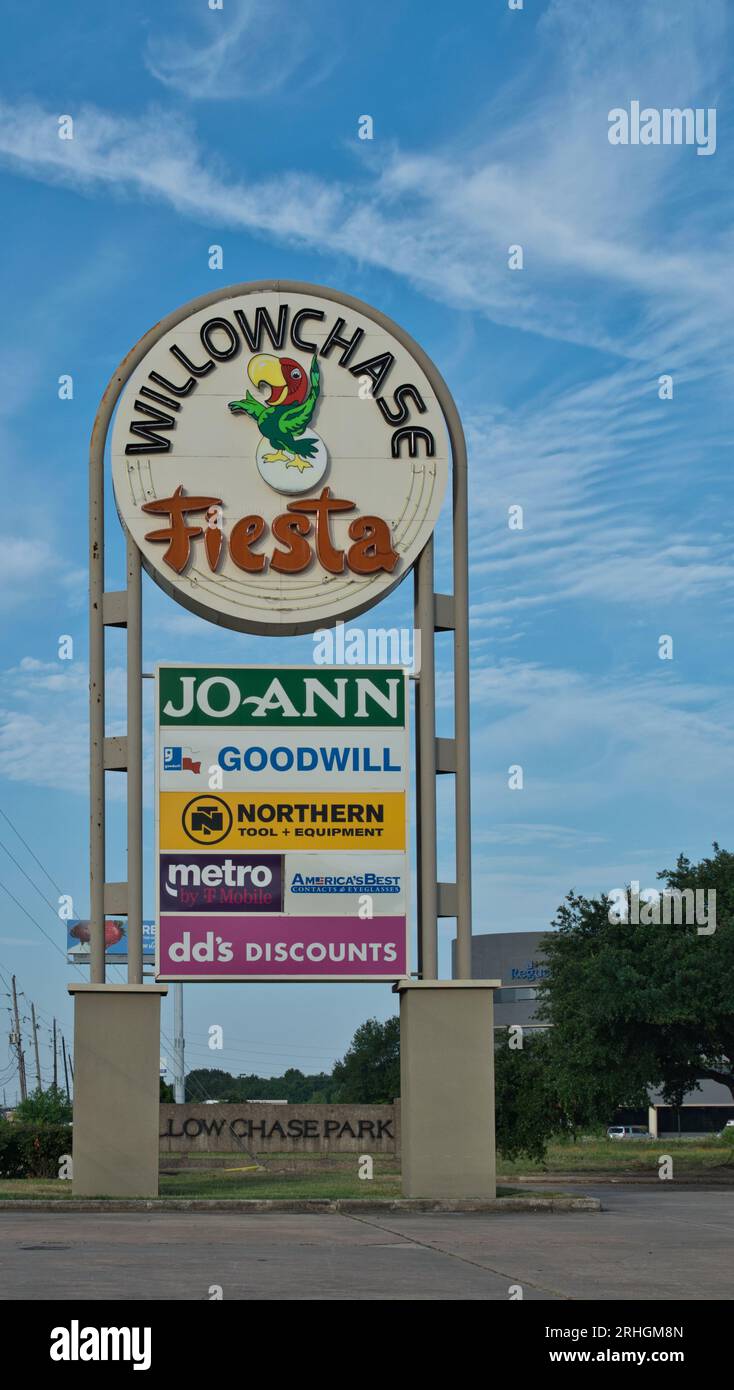 Houston, Texas États-Unis 07-04-2023, enseignes commerciales locales au centre commercial Willowchase Fiesta à Houston, TX. Signalisation publicitaire commerciale locale. Banque D'Images