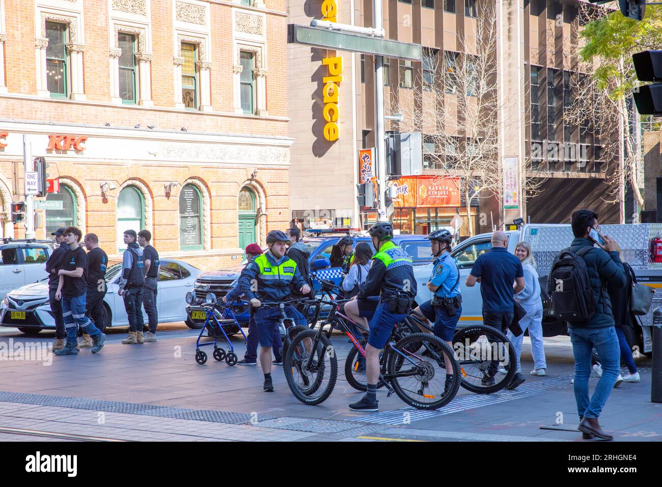 Des policiers de Sydney, y compris des policiers à vélo, surveillent une marche de protestation dans le centre-ville de Sydney, Nouvelle-Galles du Sud, Australie Banque D'Images