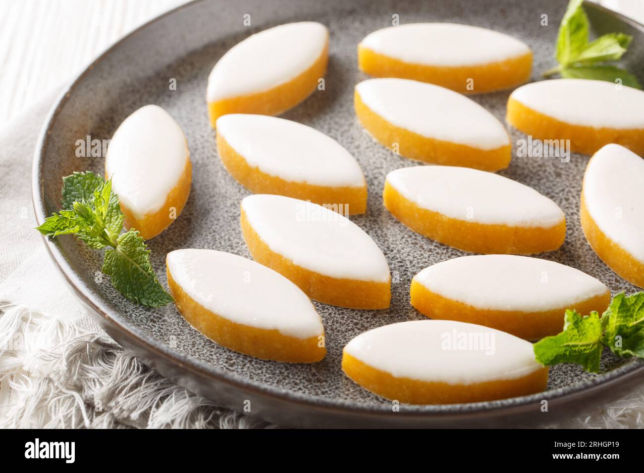 Calissons bonbons amandes glacées françaises avec glaçage blanc closeup sur la table. Horizontal Banque D'Images