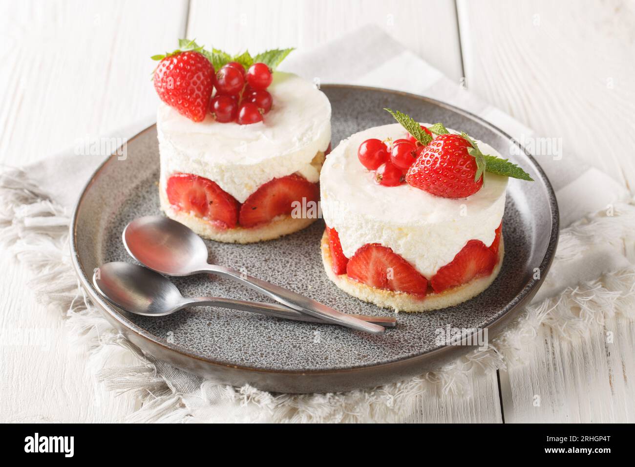 Le gâteau Fraisier est un gâteau aux fraises français traditionnel, composé d'éponge génoise, rempli d'une délicieuse crème moussseline à la vanille soyeuse closeup sur Banque D'Images