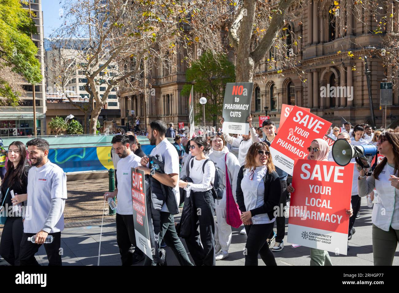 Sydney, Australie. 17 août 2023 les pharmaciens protestent contre le programme de PBS du gouvernement car les patients à travers l’Australie devront bientôt supporter les dépenses pour une gamme de services précédemment fournis gratuitement, alors que les pharmacies communautaires font face à la menace de réduction des revenus avec la révision des ordonnances du gouvernement fédéral en raison du coup d’envoi. Banque D'Images