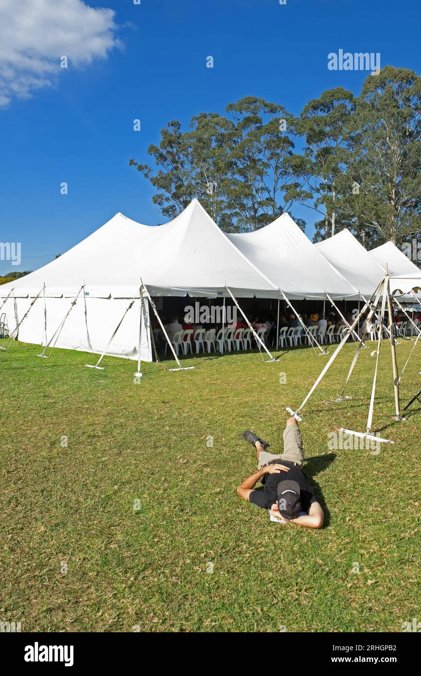 Un mécène fait une pause au Byron Writers Festival, Bangalow Showgrounds, Bangalow, Nouvelle-Galles du Sud, Australie Banque D'Images