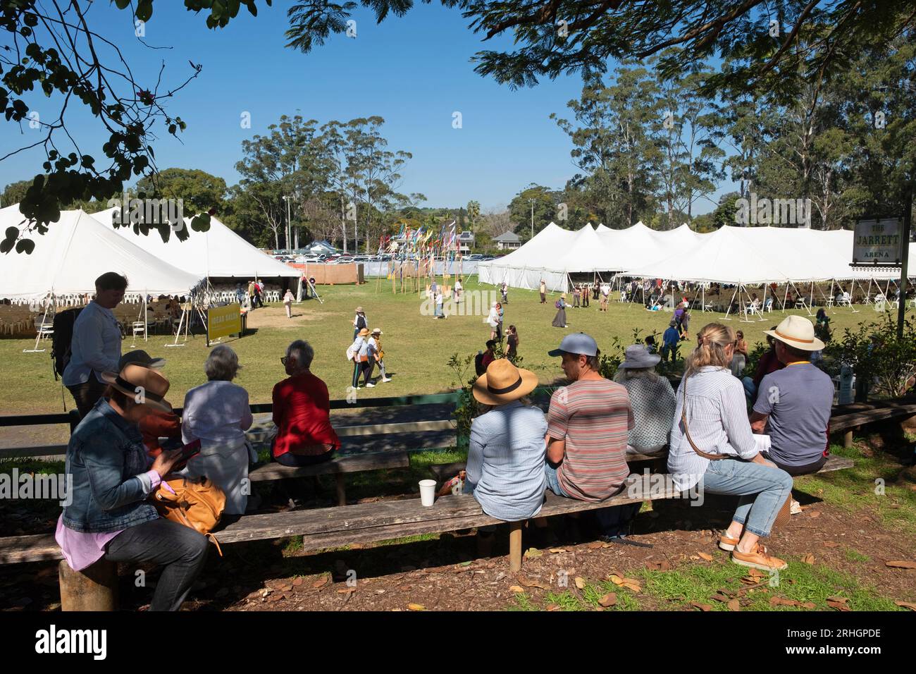 Les clients font une pause au Byron Writers Festival, Bangalow Showgrounds, Bangalow, Nouvelle-Galles du Sud, Australie Banque D'Images