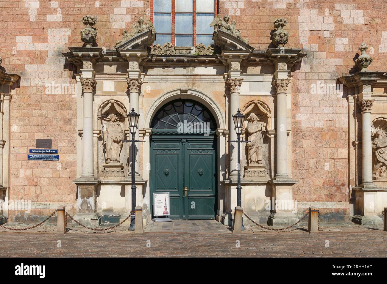 St. Église de Pierre, entrée dans la vieille ville de Riga, Lettonie Banque D'Images