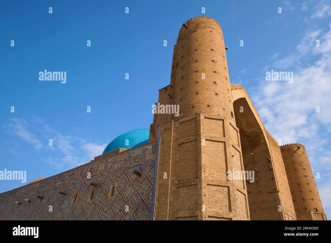 Vue après-midi du minaret gauche sur la façade avant. Dans le style Timirud, site emblématique de l'époque de la route de la soie, le mausolée Khoja Ahmed Yasawi au Turkestan Banque D'Images