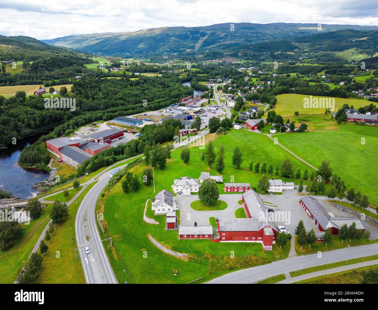 Meråker 20230809.Meraaker centre avec les pistes de ski derrière. Photo : Gorm Kallestad / NTB Banque D'Images