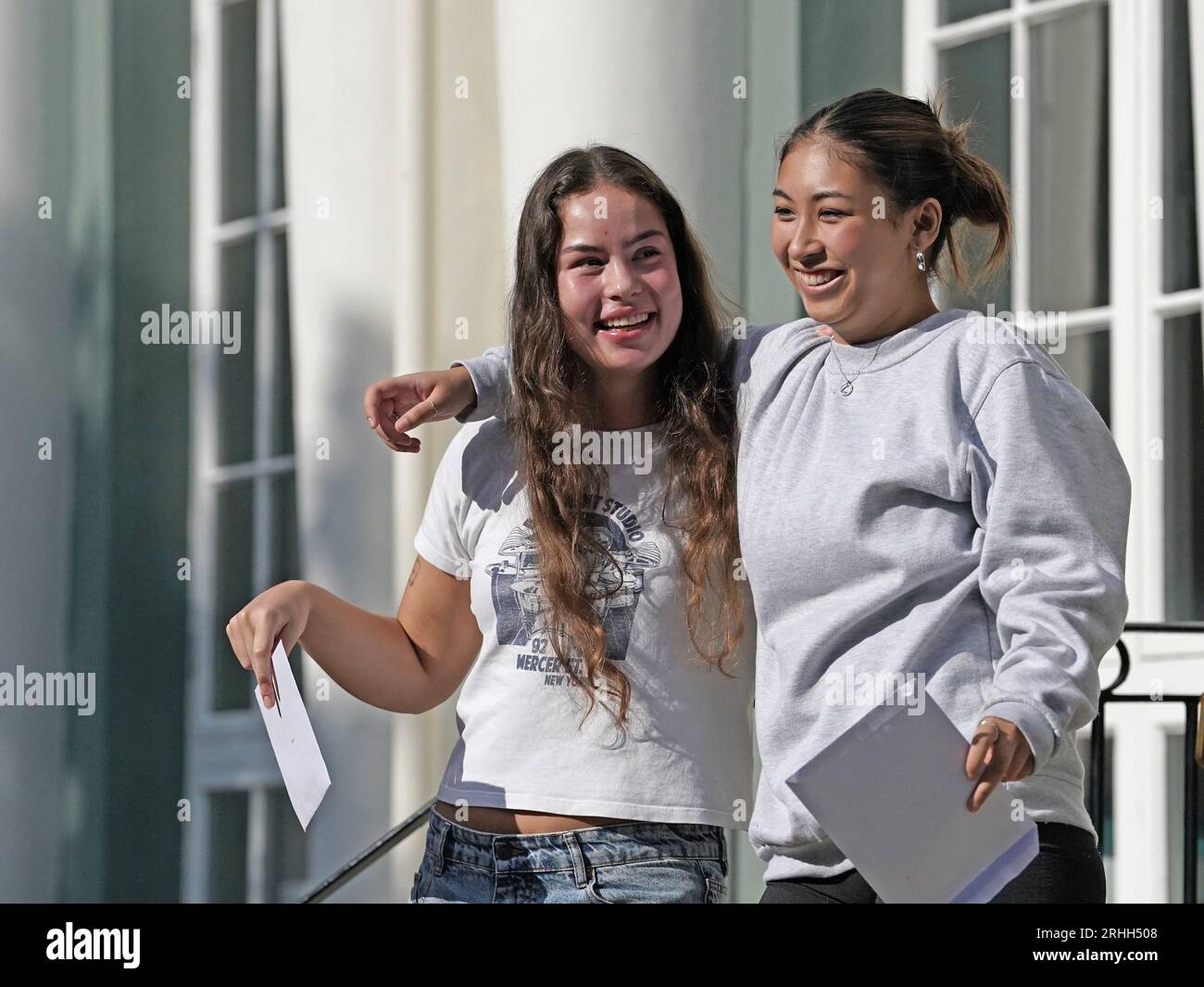 Mary Watts (à gauche) et Tallulah Huggins reçoivent leurs résultats de niveau A à Brighton Girls School à Brighton, East Sussex. Date de la photo : jeudi 17 août 2023. Banque D'Images