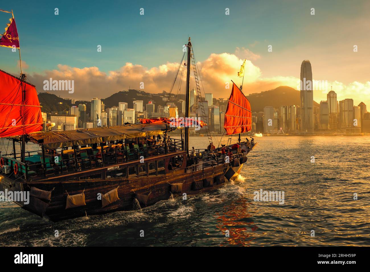 Junk traditionnel chinois devant Hong Kong Skyline Banque D'Images