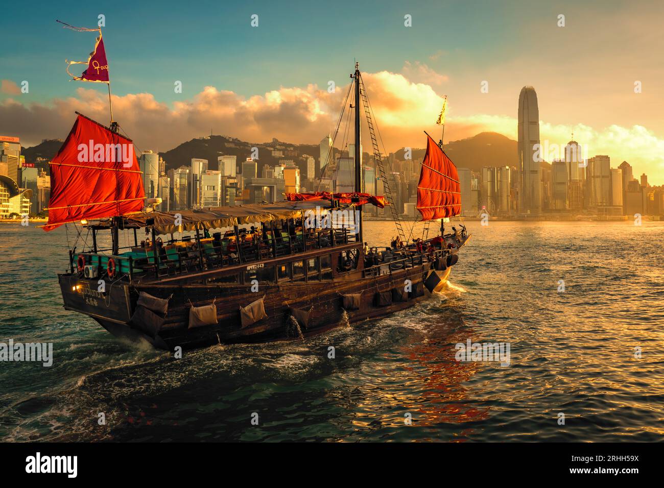 Junk traditionnel chinois devant Hong Kong Skyline Banque D'Images