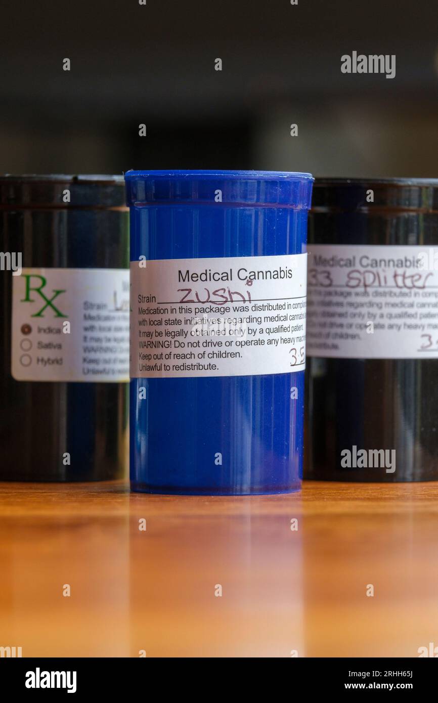 Petits bacs en plastique de cannabis avec des étiquettes indiquant qu'il s'agit de «Cannabis médical», mais c'est probablement seulement pour faire en sorte que les récipients de la drogue semblent légaux. Banque D'Images