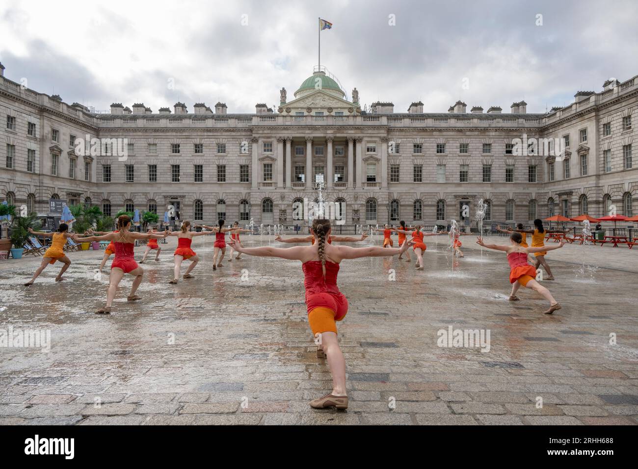 Somerset House, Londres, Royaume-Uni. 17 août 2023. 22 danseuses entièrement féminines en costumes orange vif conçus par Ursula Bombshell dansent dans les fontaines de Somerset House lors d’une répétition générale pour le contrepoint de Shobana Jeyasingh. Il y aura huit représentations de contrepoint au cours du week-end du 19-20 août, dans le cadre du Summer in the Courtyard de Somerset House et du festival Inside Out du conseil municipal de Westminster. Crédit : Malcolm Park/Alamy Live News Banque D'Images