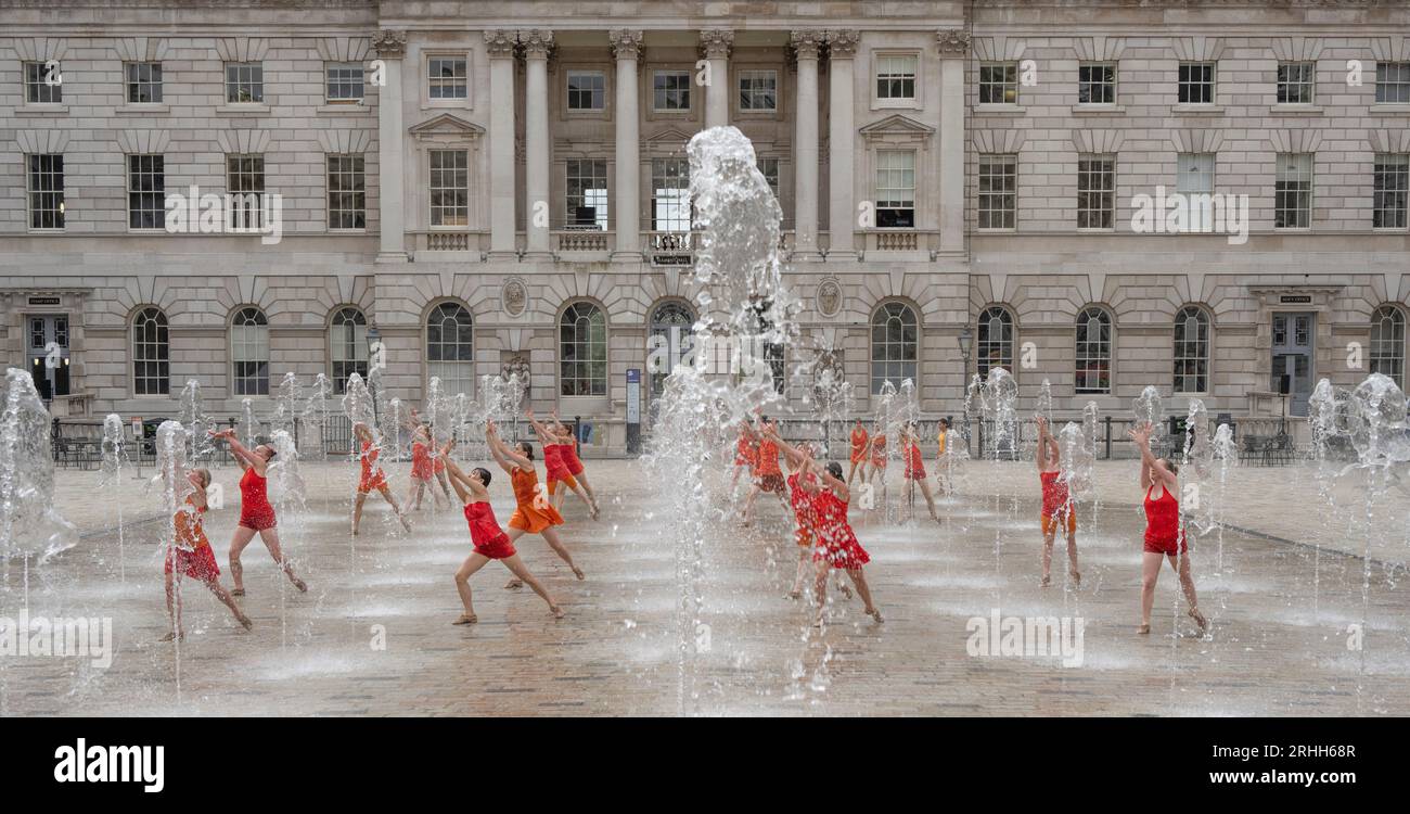 Somerset House, Londres, Royaume-Uni. 17 août 2023. 22 danseuses entièrement féminines en costumes orange vif conçus par Ursula Bombshell dansent dans les fontaines de Somerset House lors d’une répétition générale pour le contrepoint de Shobana Jeyasingh. Il y aura huit représentations de contrepoint au cours du week-end du 19-20 août, dans le cadre du Summer in the Courtyard de Somerset House et du festival Inside Out du conseil municipal de Westminster. Crédit : Malcolm Park/Alamy Live News Banque D'Images