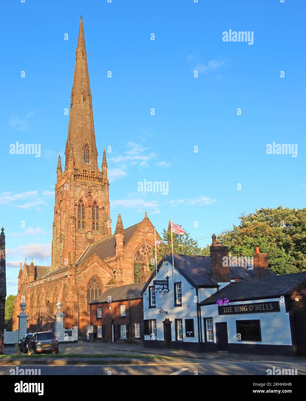 St Elphin's Parish Church & Ring of Bells pub, coucher de soleil en soirée, Church Street, Warrington, Cheshire, ANGLETERRE, ROYAUME-UNI, WA1 2TL Banque D'Images
