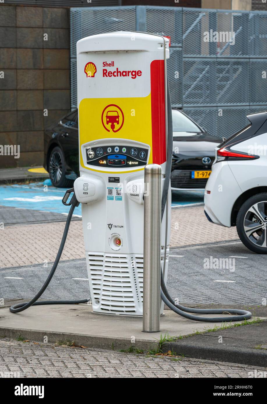 Amsterdam, pays-Bas, 16.08.2023, borne de recharge pour voiture électrique Shell recharge sur le campus Shell Energy transition Amsterdam Banque D'Images