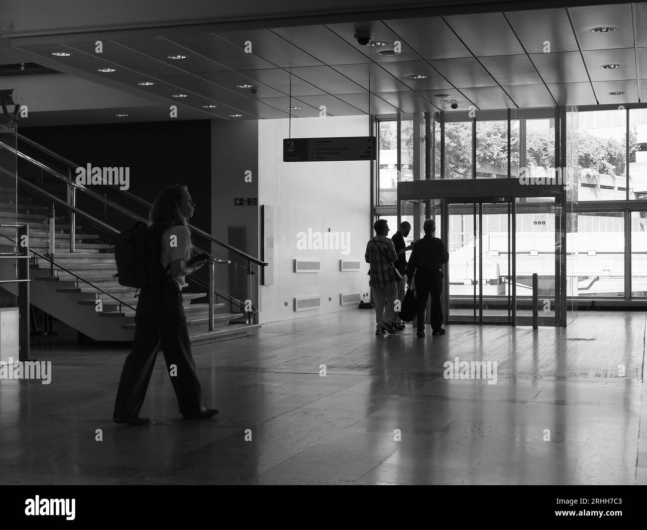 LONDRES, Royaume-Uni - 08 JUIN 2023 : le Royal Festival Hall au centre de South Bank en noir et blanc Banque D'Images
