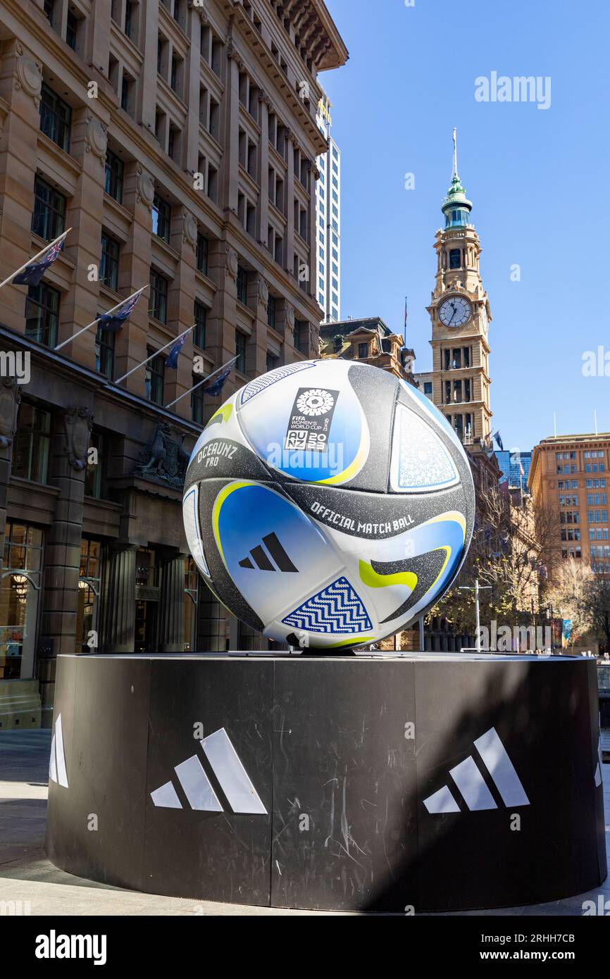Coupe du monde de football féminin FIFA 2023, réplique géante du ballon de match officiel à Martin place, centre-ville de Sydney, Nouvelle-Galles du Sud, Australie Banque D'Images