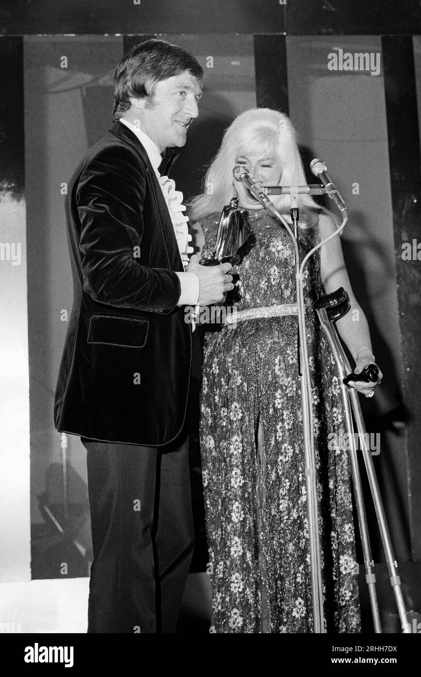 Photo de dossier datée du 11/05/73 du présentateur de télévision Michael Parkinson, au dîner de remise des prix du journal Europa Hotel for the Sun, décédé à l'âge de 88 ans. Date de publication : jeudi 17 août 2023. Banque D'Images