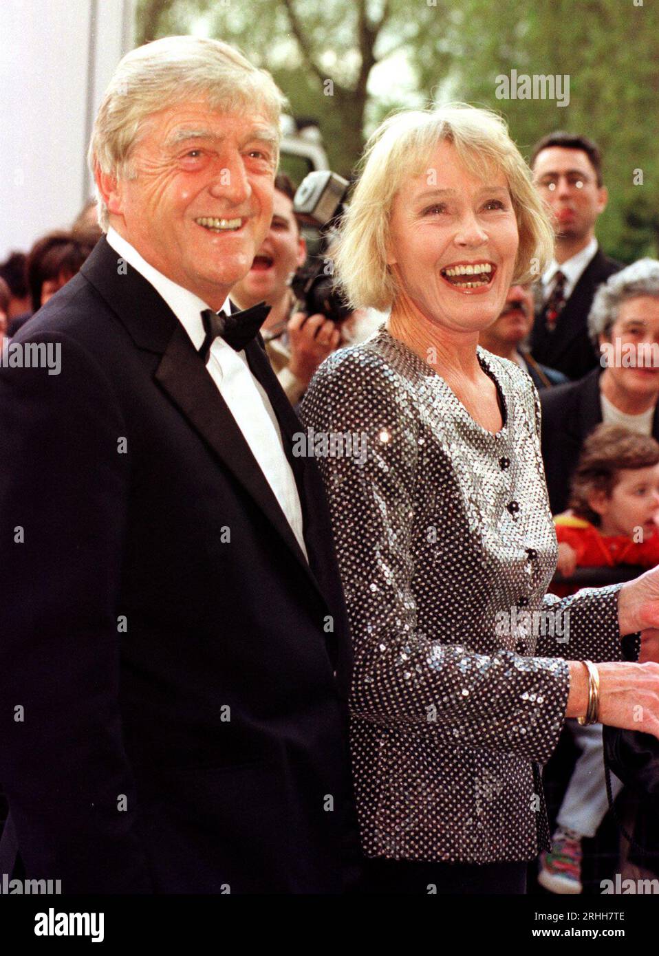 Photo du dossier datée du 24/04/97 de l'animateur de l'émission de chat télévisuelle Michael Parkinson arrivant avec sa femme Mary au Royal Albert Hall à Londres, pour la cérémonie de remise des prix BAFTA. Le radiodiffuseur vétéran est décédé à l'âge de 88 ans. Date de publication : jeudi 17 août 2023. Banque D'Images