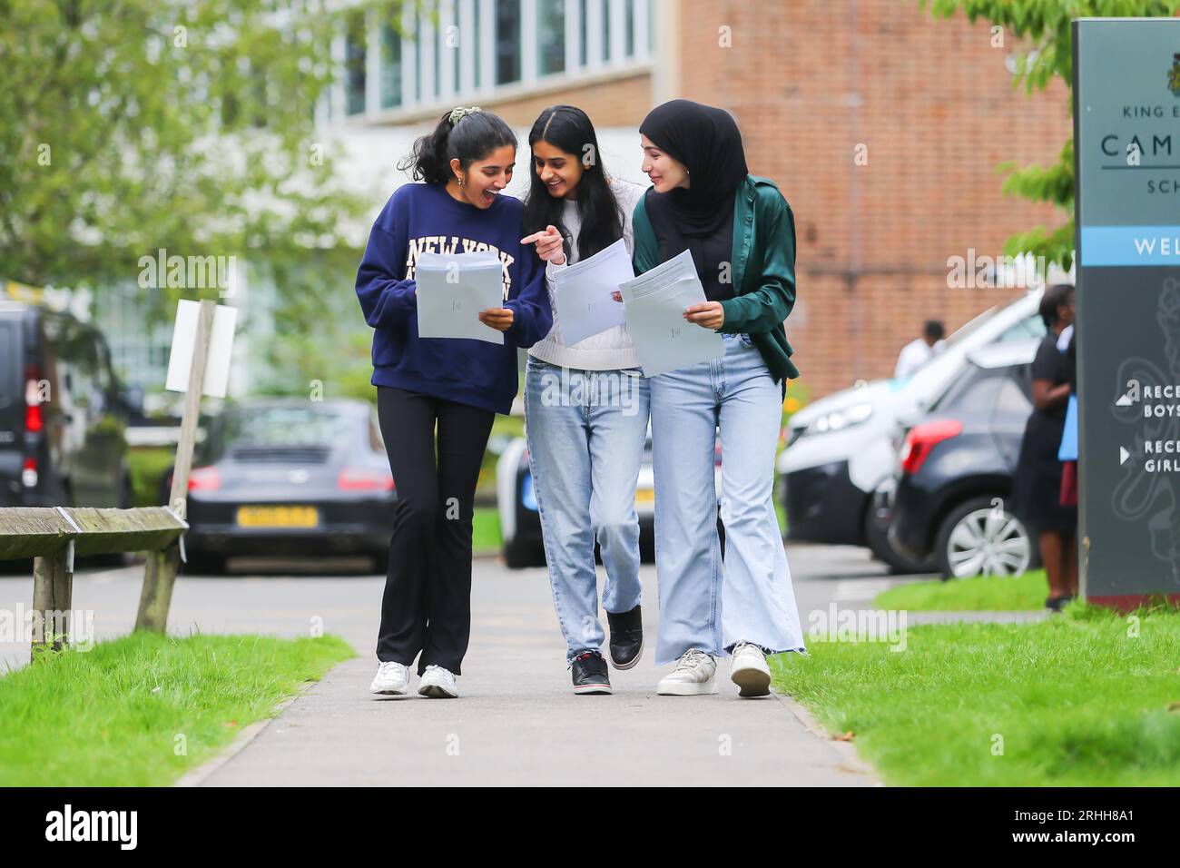 Birmingham, Royaume-Uni. 17 août 2023. Les élèves du King Edward VI Camp Hill for Girls, Birmingham, célèbrent leurs succès dans leurs niveaux A. Malgré les inquiétudes nationales selon lesquelles cette cohorte est la plus « malchanceuse », l’école célèbre des résultats meilleurs que ceux jamais enregistrés avant la pandémie. Crédit : Peter Lopeman/Alamy Live News Banque D'Images