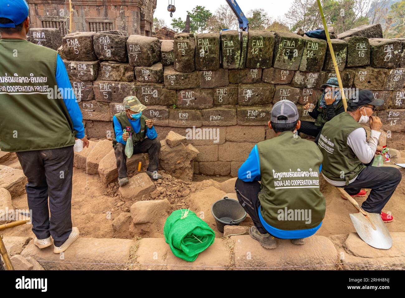 Archäologen der India Lao Cooperation BEI der Arbeit am Bergtempel Wat Phu, Provinz Champasak, Laos, Asien | archéologue de la Coopérat indienne Lao Banque D'Images