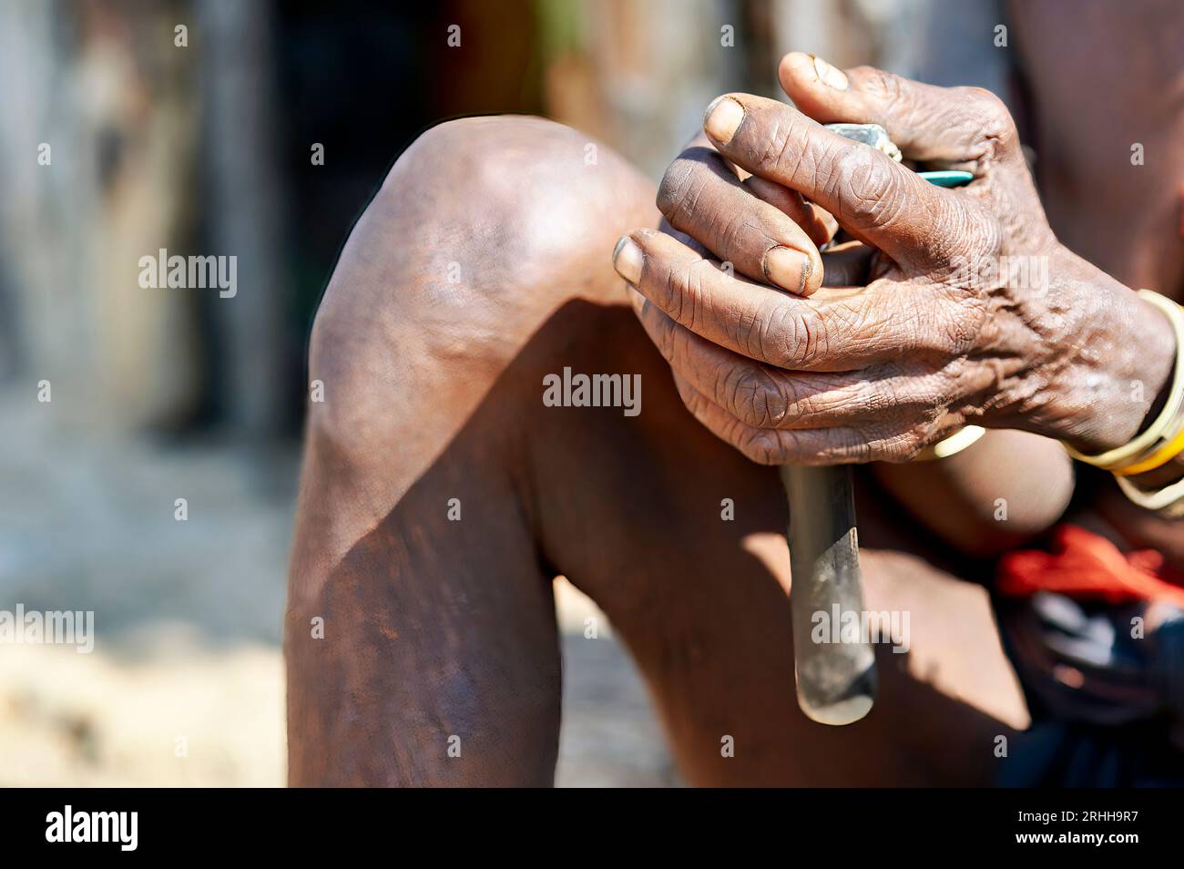 Namibie. Détails des mains d'une vieille femme du groupe ethnique Zemba Bantu dans la région de Kunene Banque D'Images