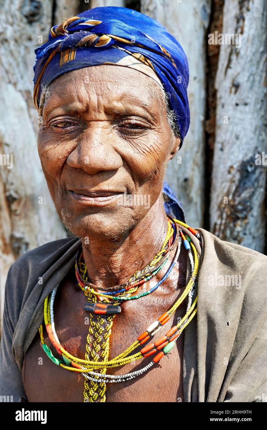 Namibie. Portrait d'une vieille femme de l'ethnie Zemba Bantu dans la région de Kunene Banque D'Images