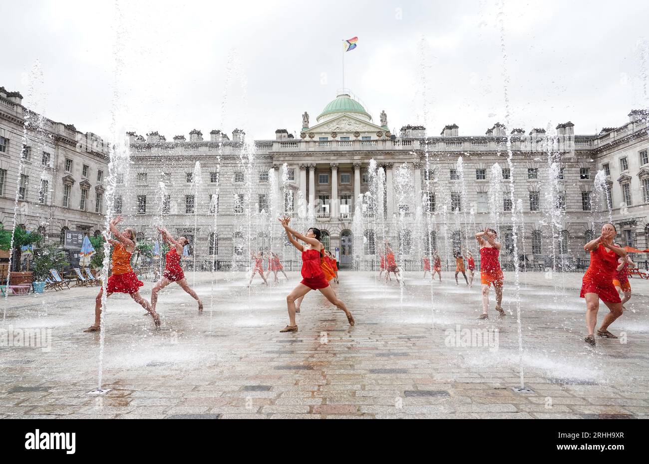 Les danseurs se produisent dans les fontaines de Somerset House, à Londres, lors d'une répétition générale pour le contrepoint de Shobana Jeyasingh, qui se jouera huit fois ce week-end dans le cadre du Summer in the Courtyard de Somerset House et du festival Inside Out du conseil municipal de Westminster. Date de la photo : jeudi 17 août 2023. Banque D'Images