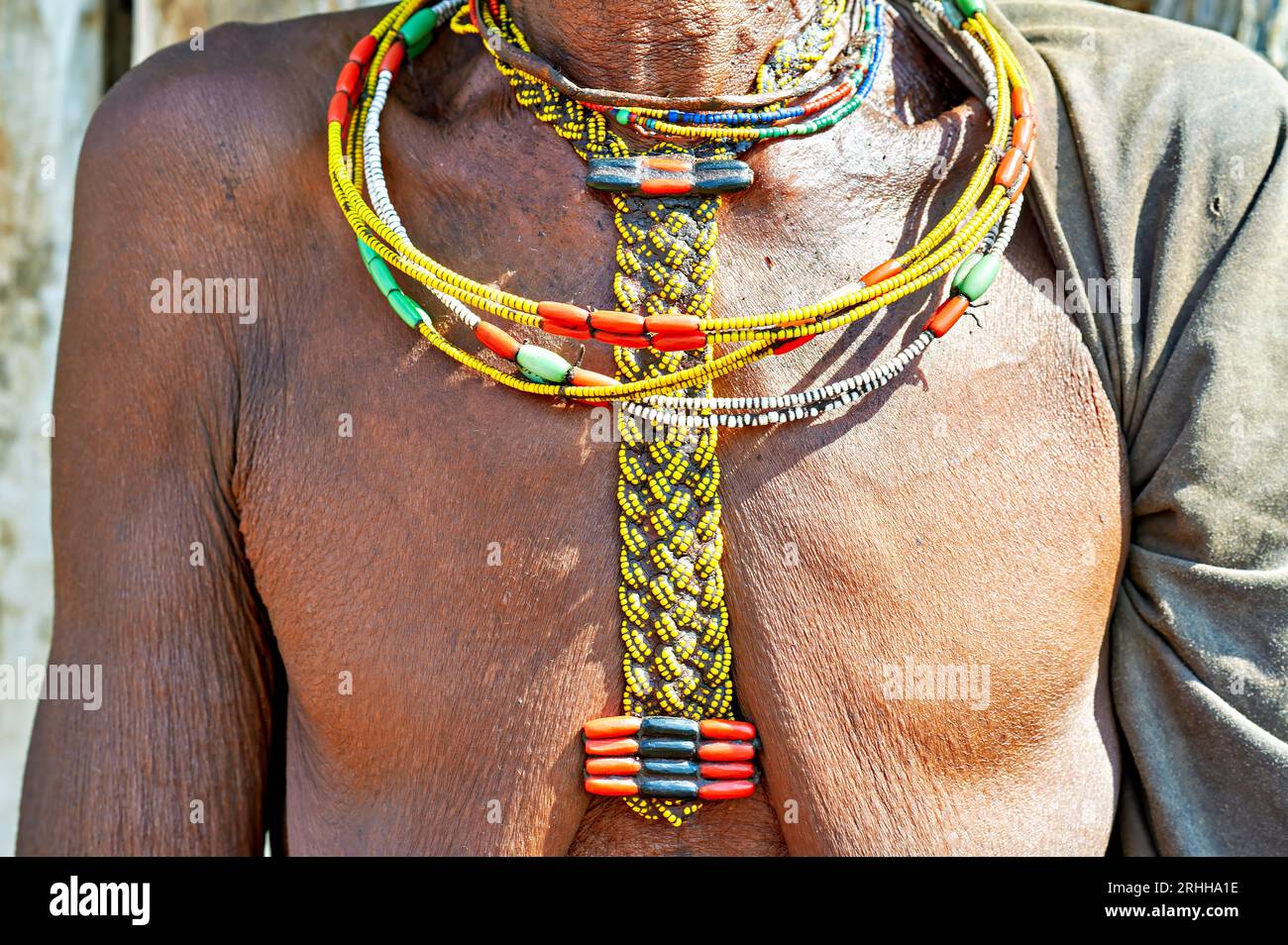 Namibie. Détails des bijoux d'une vieille femme du groupe ethnique Zemba Bantu dans la région de Kunene Banque D'Images
