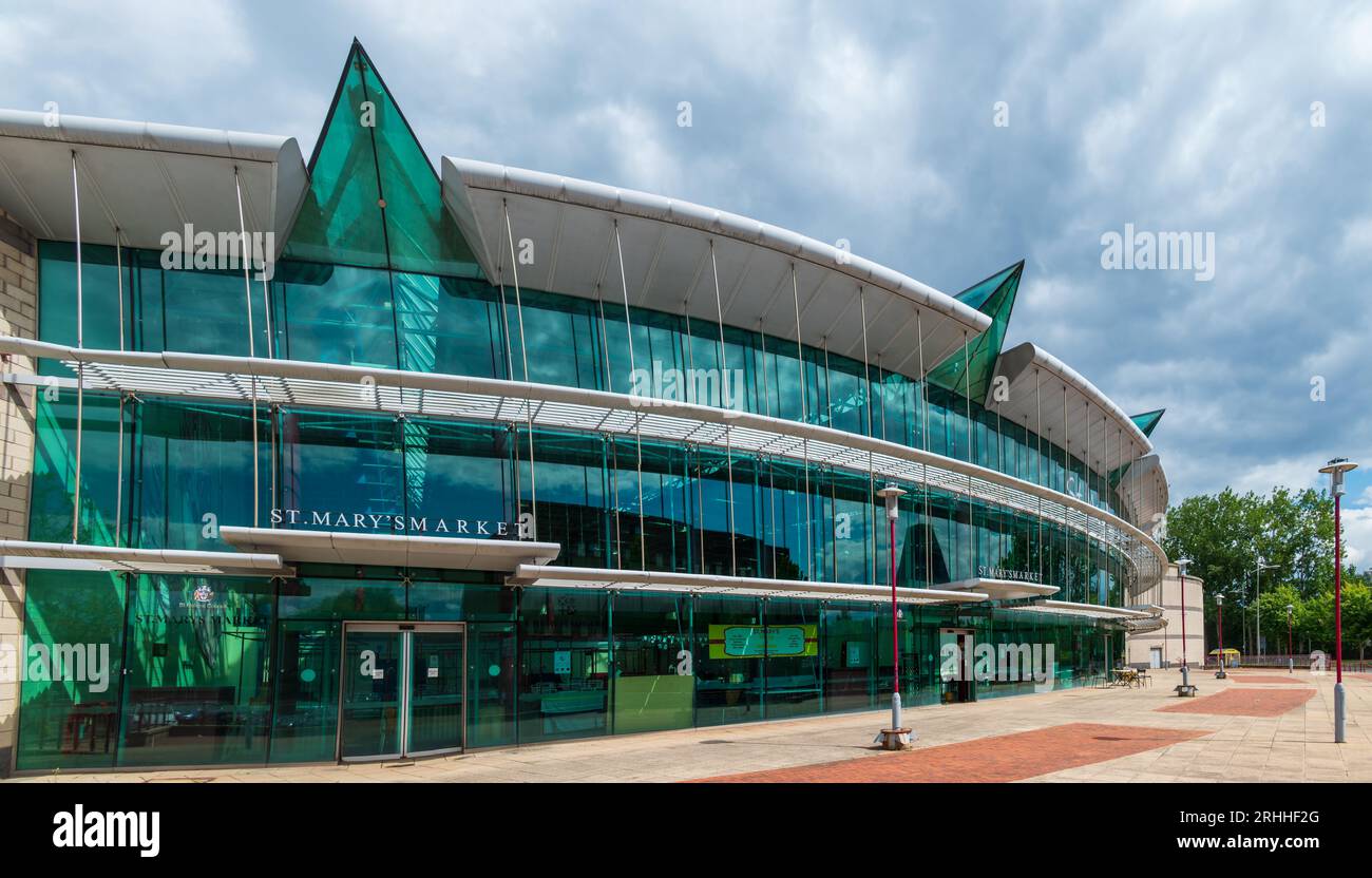 La façade vitrée du marché de St Mary à St Helens. Banque D'Images